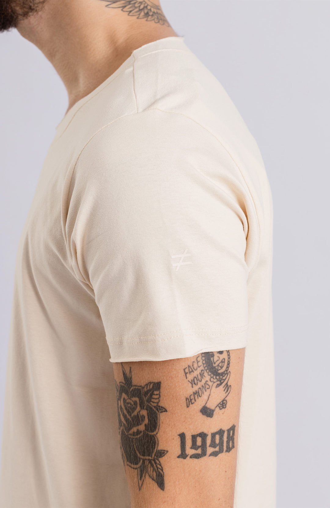 Camiseta Long masculina areia Bázico, algodão egípcio com comprimento alongado #Cor_Areia