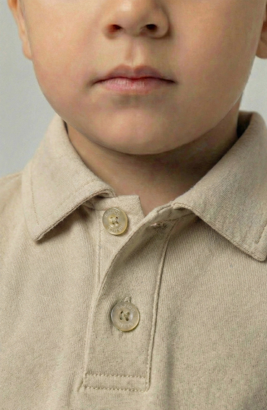 Polo kids areia Bázico, malha Powerful com toque macio e durabilidade #Cor_Areia