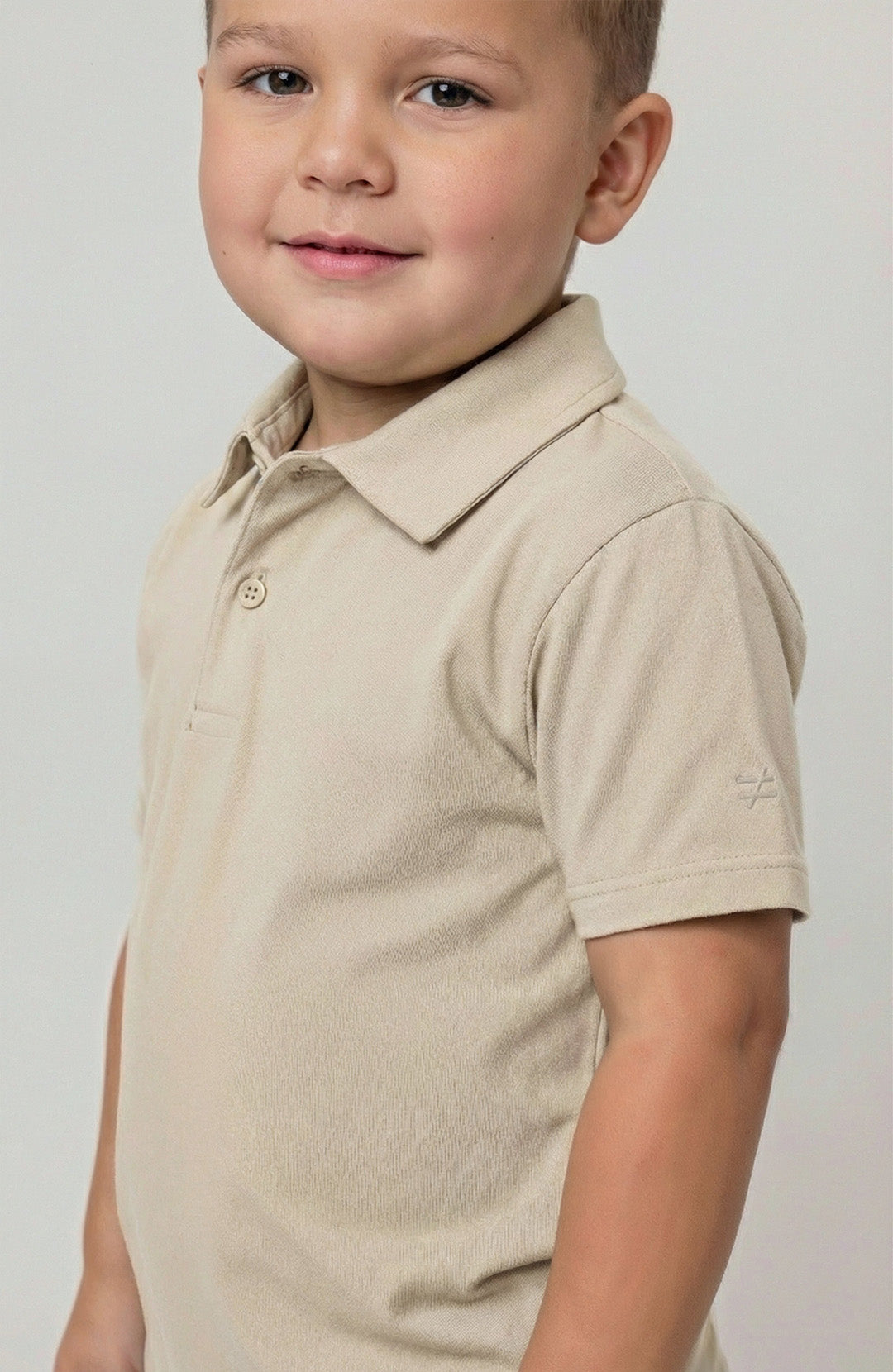 Polo kids areia Bázico, malha Powerful com toque macio e durabilidade #Cor_Areia