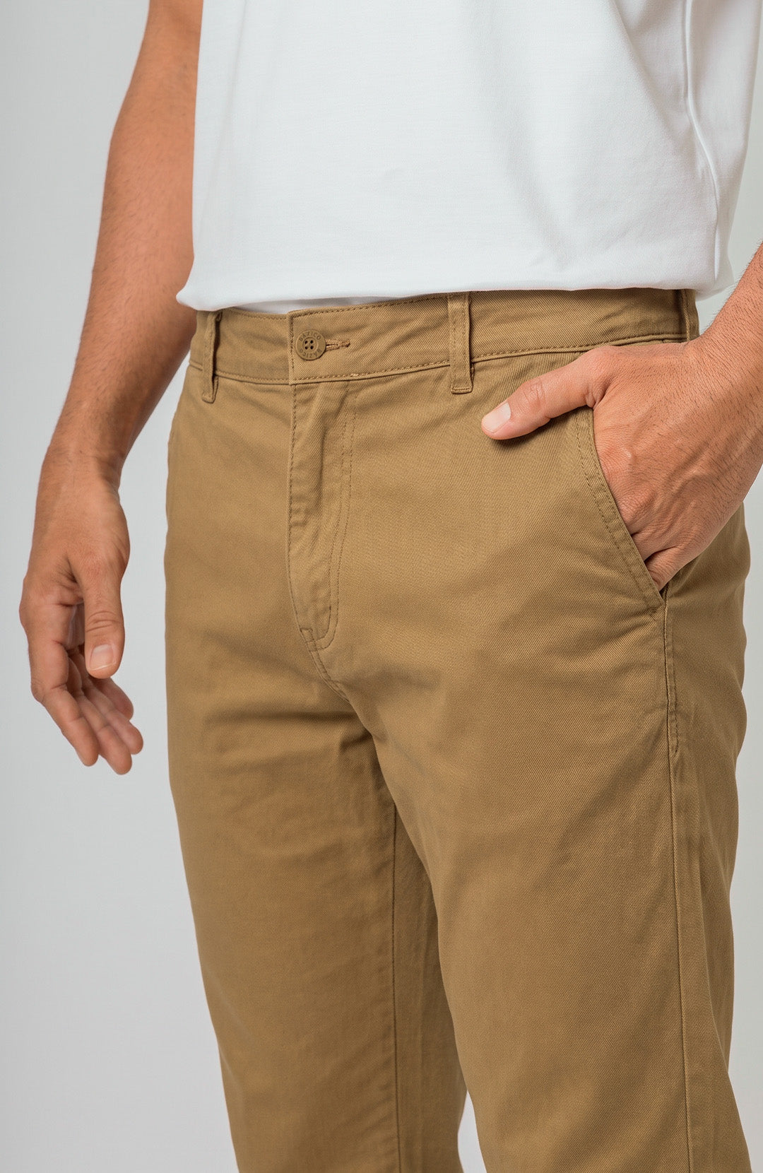 Calça Everyday bege Bázico, sarja com caimento reto e conforto para o dia a dia #Cor_Bege