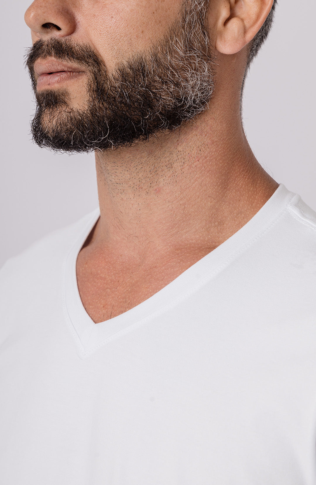 Camiseta Bázica Gola V masculina branca Bázico, algodão Powerful com caimento perfeito #Cor_Branco