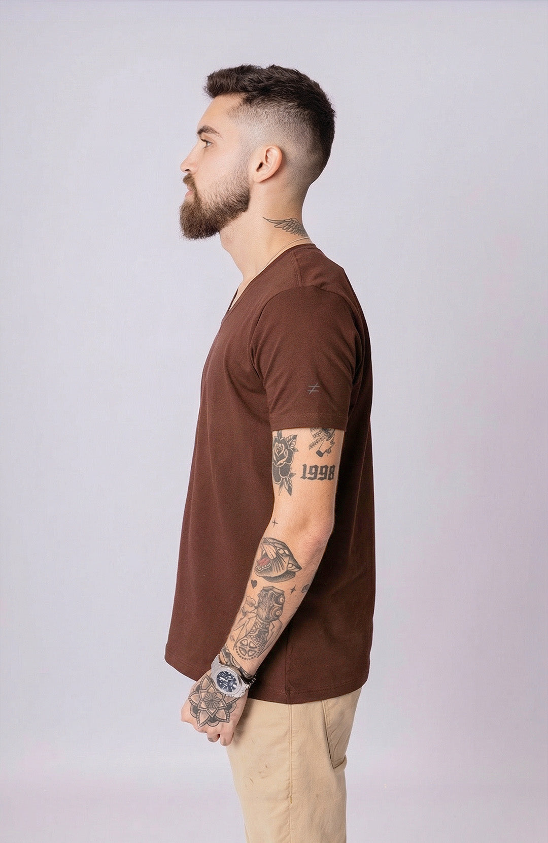 Camiseta Bázica Gola V masculina café Bázico, algodão Powerful com caimento perfeito #Cor_Café