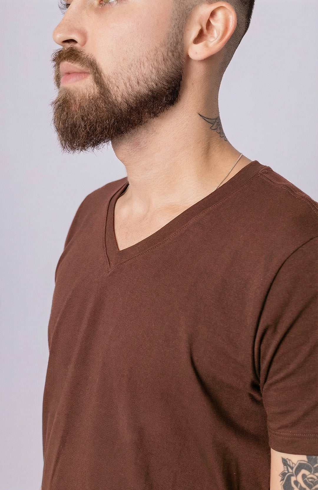 Camiseta Bázica Gola V masculina café Bázico, algodão Powerful com caimento perfeito #Cor_Café