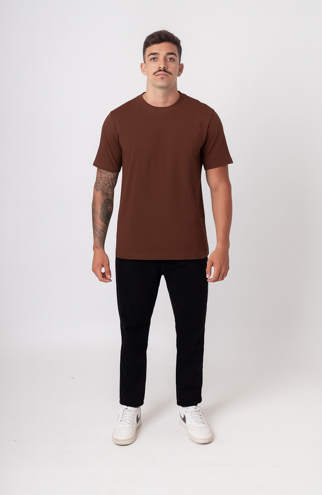 Camiseta Bázica Regular masculina café Bázico, algodão Powerful com caimento clássico #Cor_Café