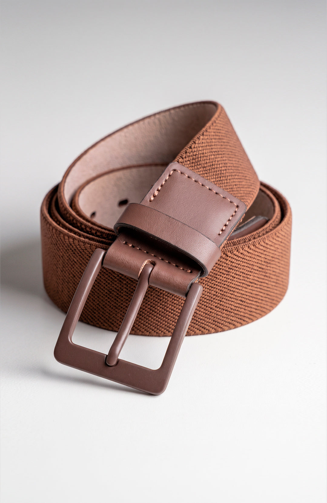 Cinto Elástico de Couro Pull-up masculino chocolate Bázico, tecido trançado elástico com acabamento em couro #Cor_Chocolate
