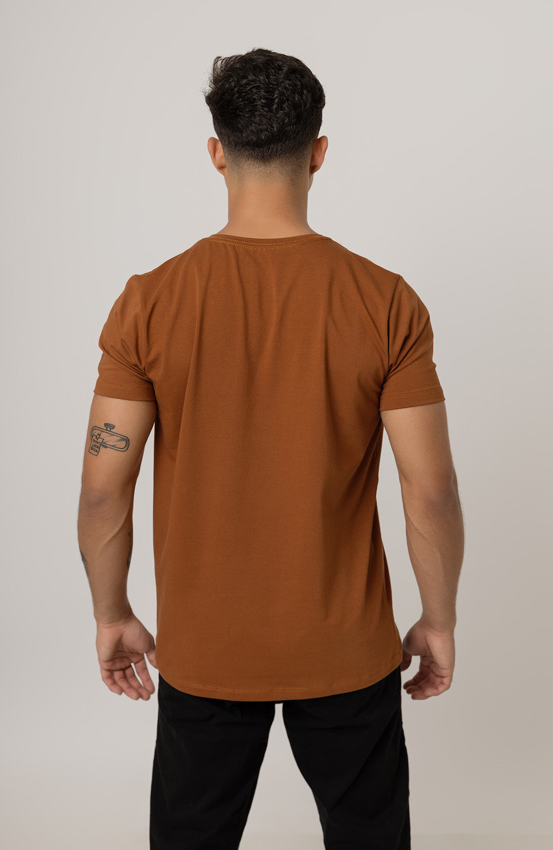 Camiseta Bázica Gola V masculina marrom Bázico, algodão Powerful com caimento perfeito #Cor_Marrom