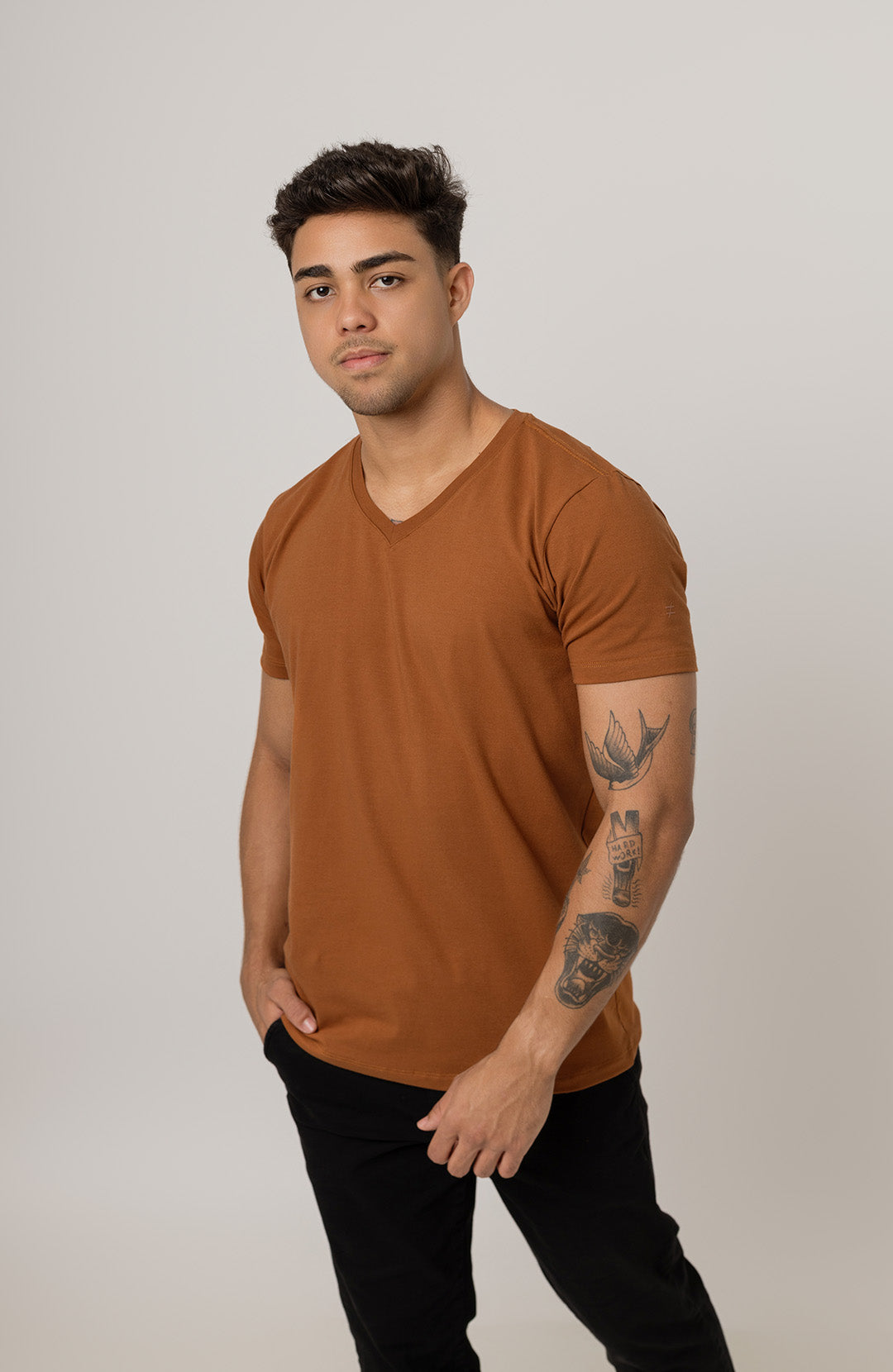 Camiseta Bázica Gola V masculina marrom Bázico, algodão Powerful com caimento perfeito #Cor_Marrom