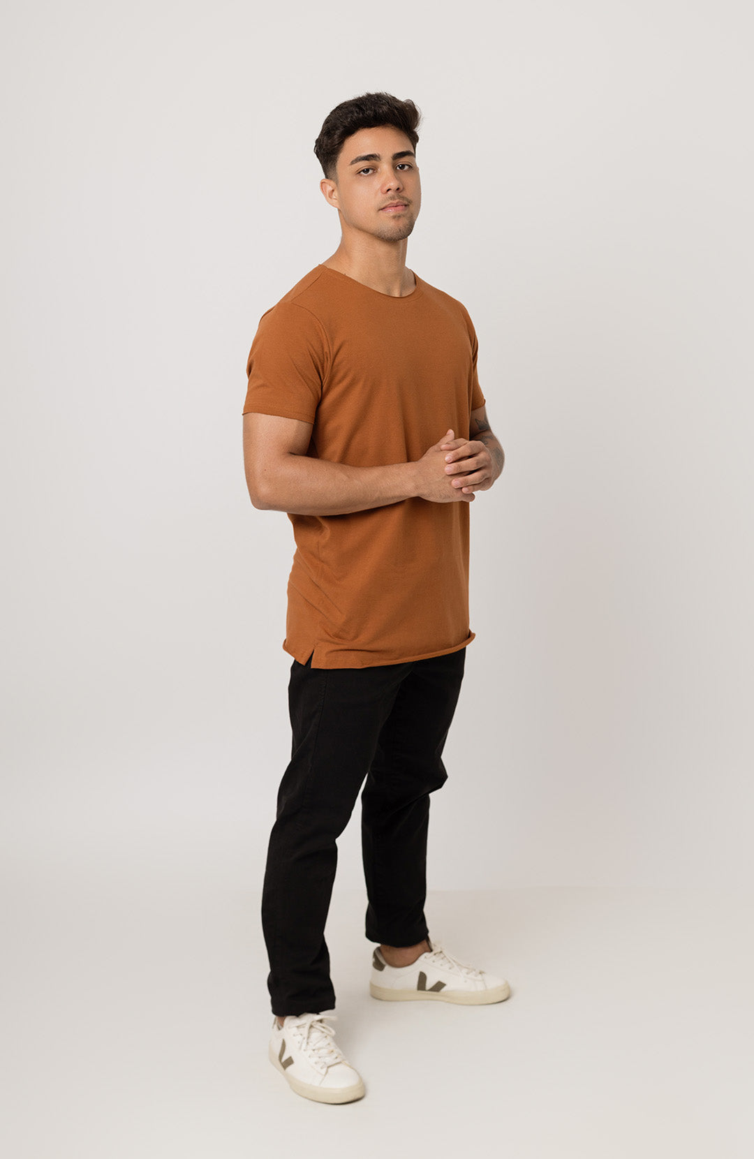 Camiseta Long masculina marrom Bázico, algodão egípcio com comprimento alongado #Cor_Marrom