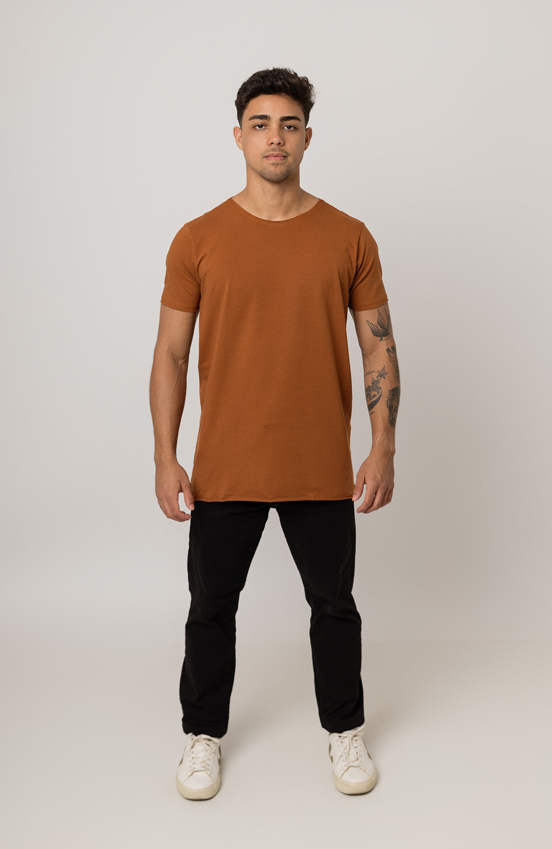 Camiseta Long masculina marrom Bázico, algodão egípcio com comprimento alongado #Cor_Marrom