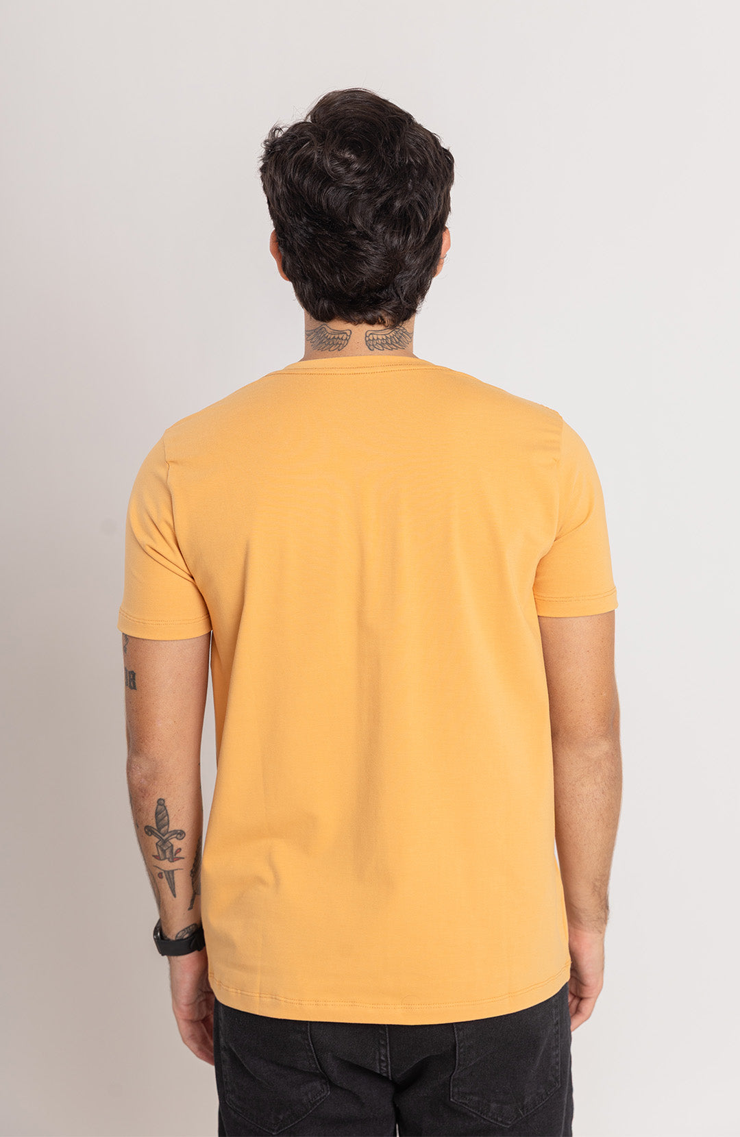 Camiseta Bázica Gola V masculina mostarda Bázico, algodão Powerful com caimento perfeito #Cor_Mostarda
