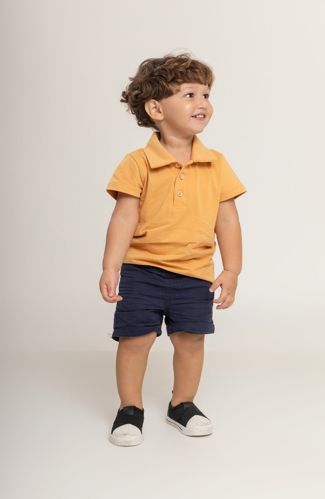 Polo kids mostarda Bázico, malha Powerful com toque macio e durabilidade #Cor_Mostarda