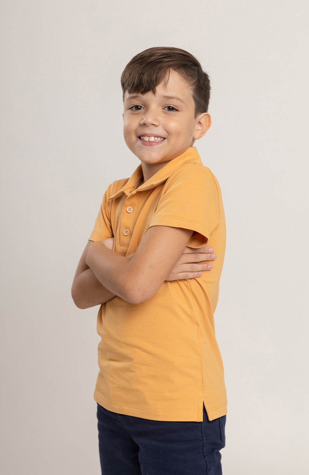 Polo kids mostarda Bázico, malha Powerful com toque macio e durabilidade #Cor_Mostarda