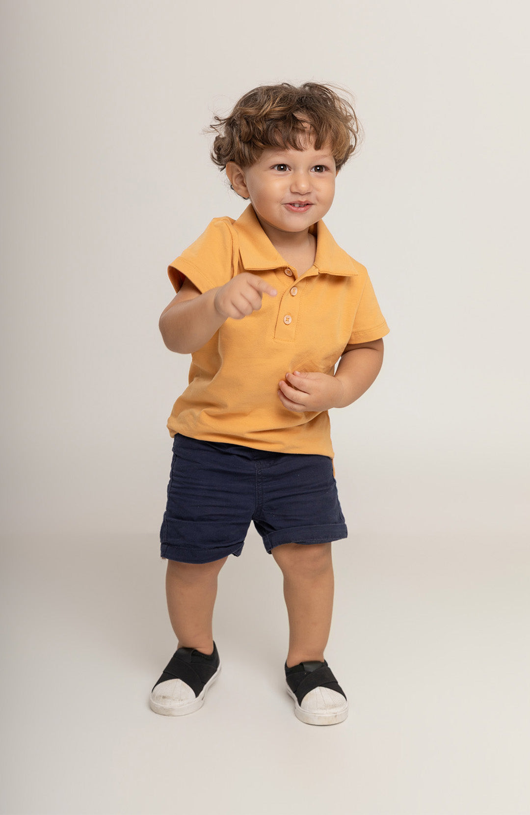 Polo kids mostarda Bázico, malha Powerful com toque macio e durabilidade #Cor_Mostarda