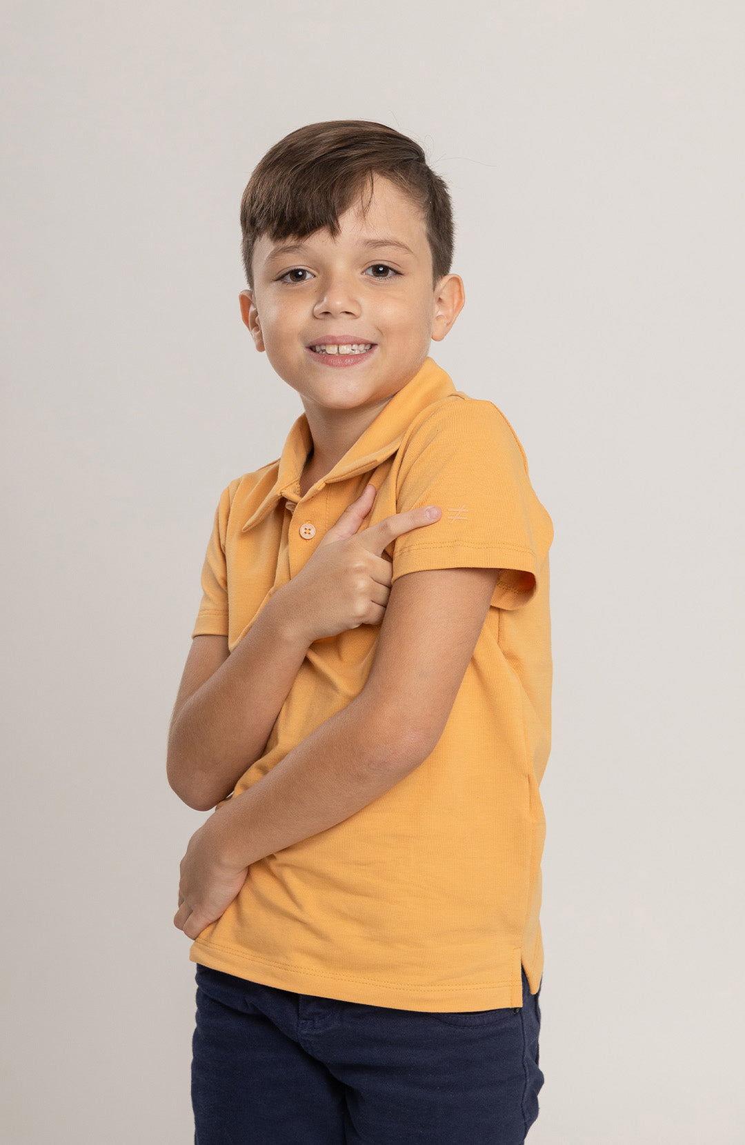Polo kids mostarda Bázico, malha Powerful com toque macio e durabilidade #Cor_Mostarda