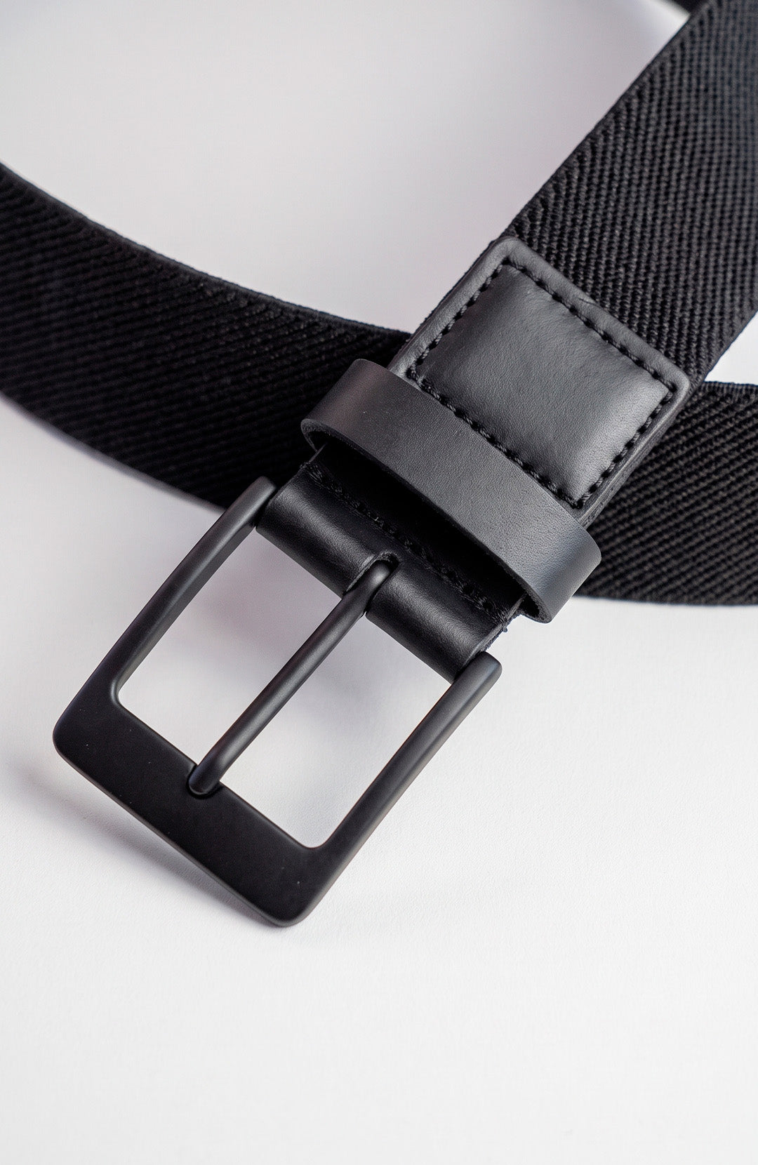 Cinto Elástico de Couro Pull-up masculino preto Bázico, tecido trançado elástico com acabamento em couro #Cor_Preto