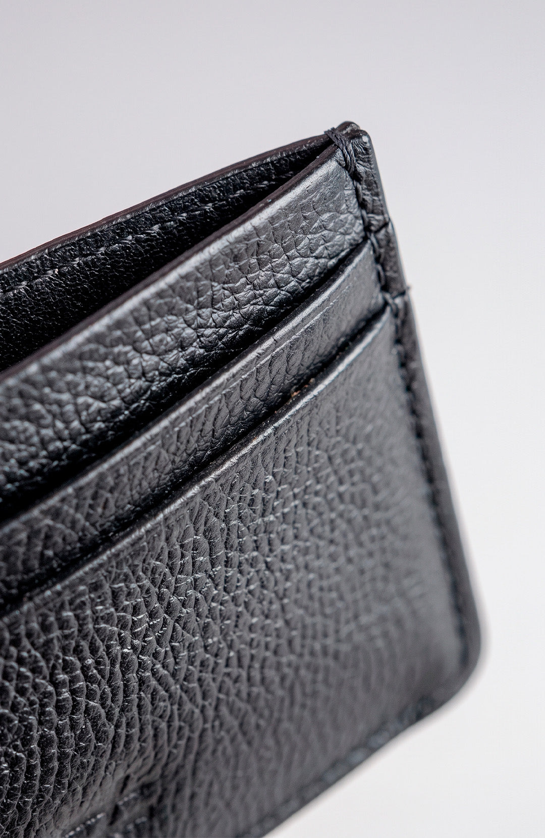 Porta Cartão Bázico preto Bázico, couro legítimo com design slim #Cor_Preto