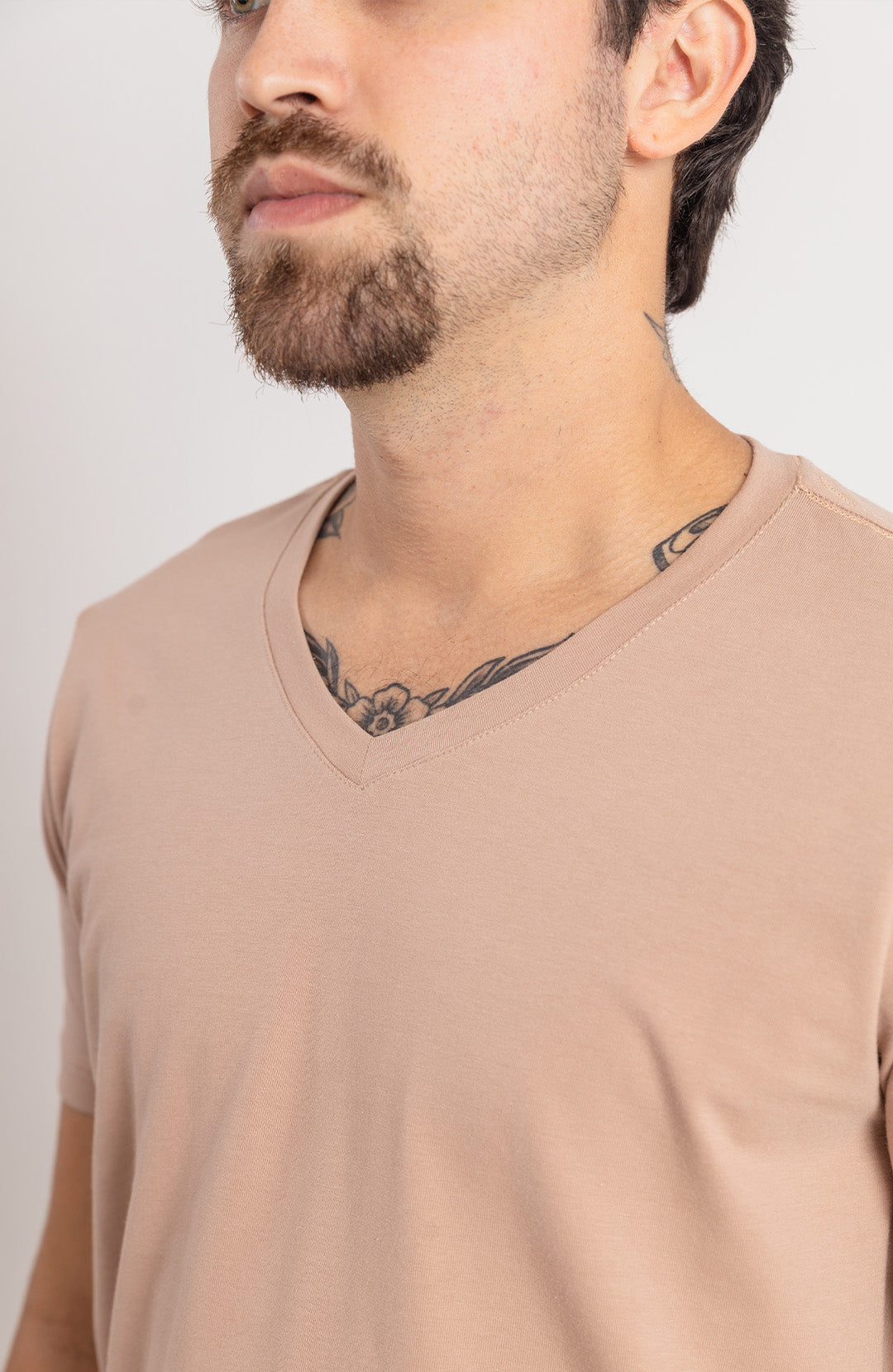 Camiseta Bázica Gola V masculina toffee Bázico, algodão Powerful com caimento perfeito #Cor_Toffee
