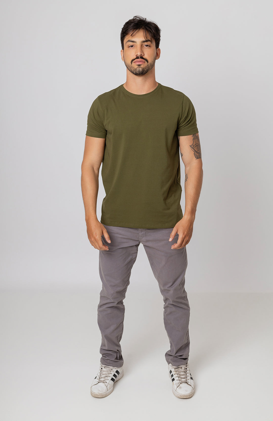 Camiseta Bázica Gola C masculina verde militar Bázico, algodão Powerful com caimento slim #Cor_Verde Militar