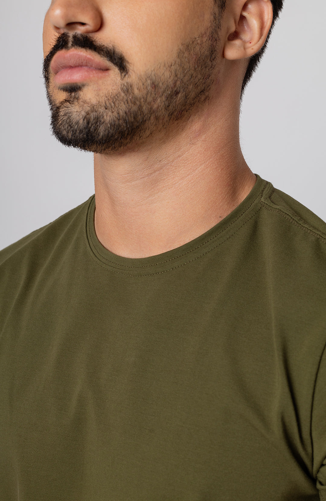 Camiseta Bázica Gola C masculina verde militar Bázico, algodão Powerful com caimento slim #Cor_Verde Militar