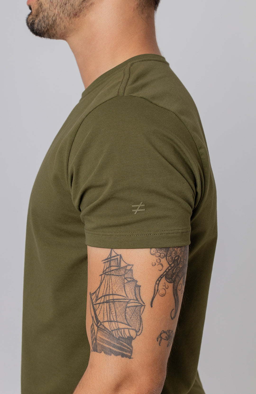 Camiseta Bázica Gola C masculina verde militar Bázico, algodão Powerful com caimento slim #Cor_Verde Militar
