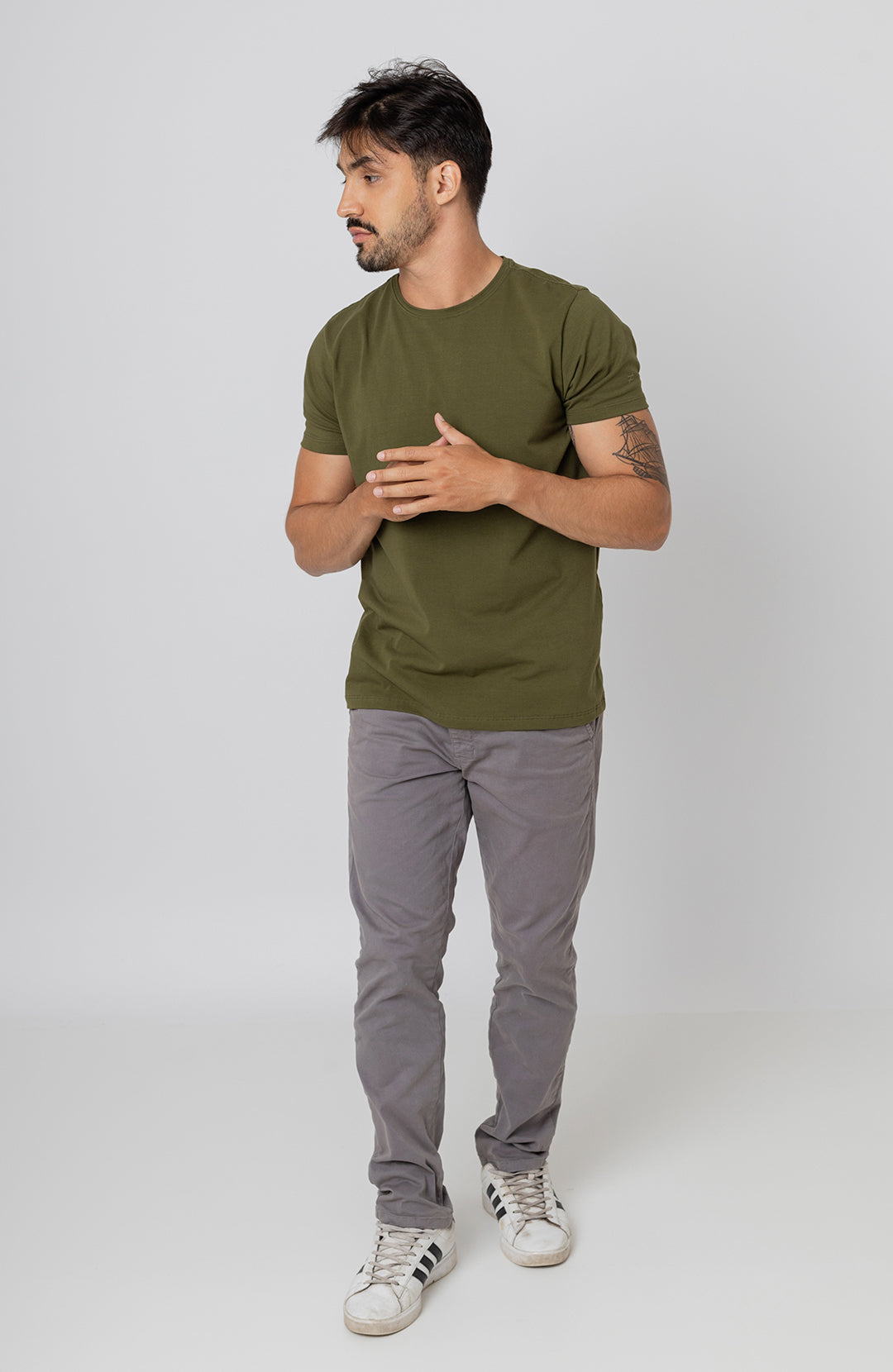 Camiseta Bázica Gola C masculina verde militar Bázico, algodão Powerful com caimento slim #Cor_Verde Militar