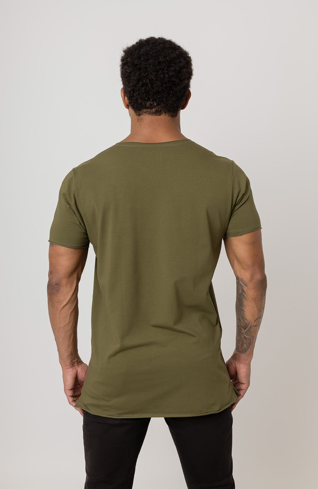 Camiseta Long masculina verde militar Bázico, algodão egípcio com comprimento alongado #Cor_Verde Militar