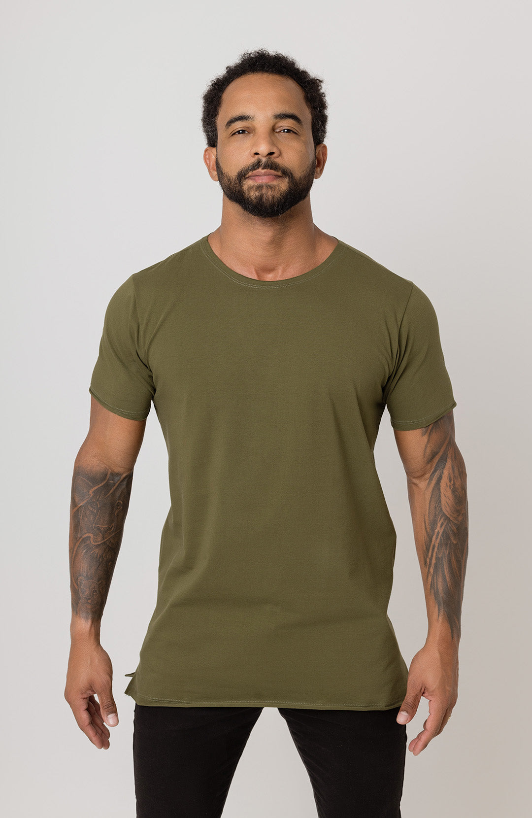 Camiseta Long masculina verde militar Bázico, algodão egípcio com comprimento alongado #Cor_Verde Militar