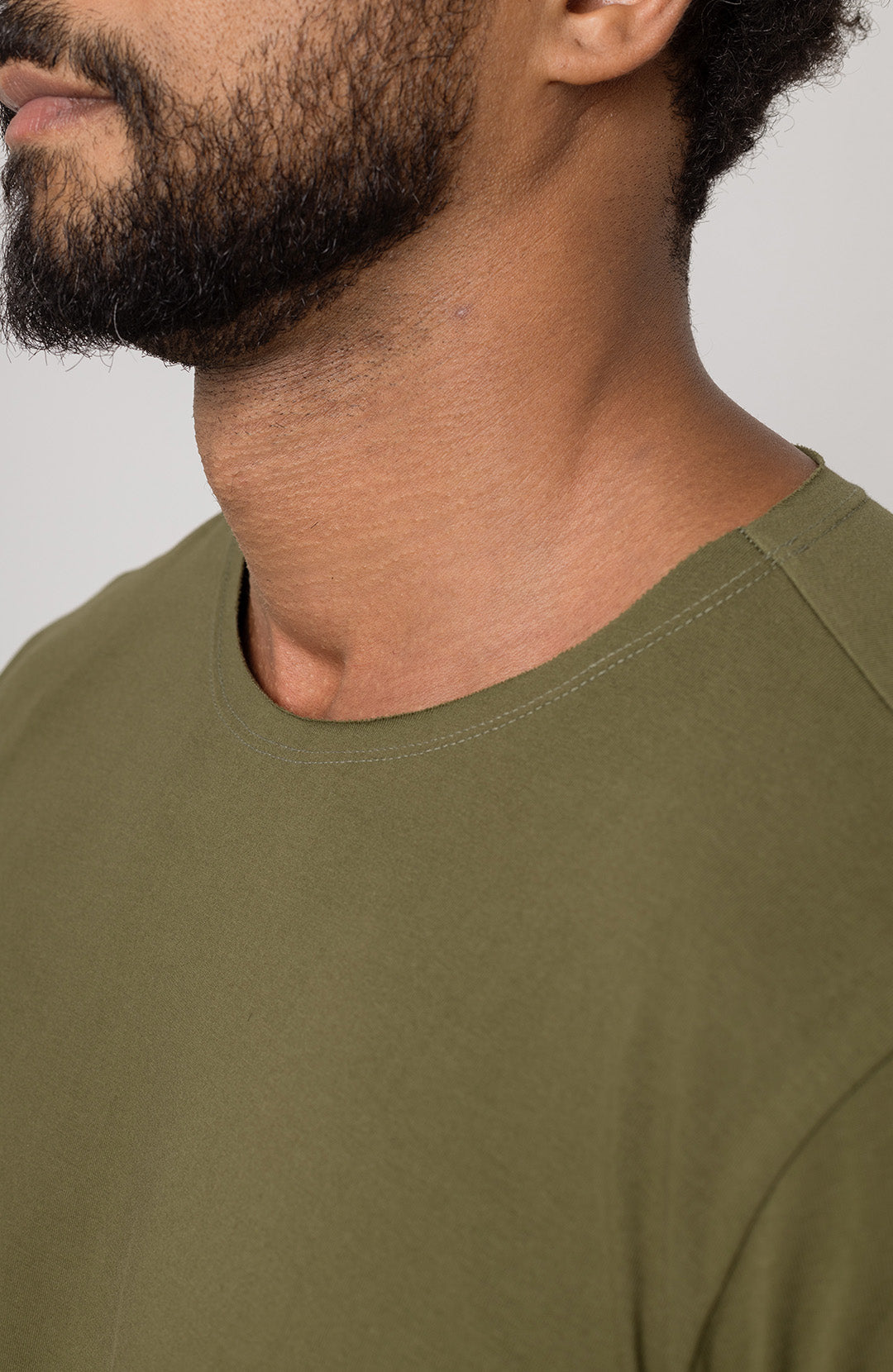 Camiseta Long masculina verde militar Bázico, algodão egípcio com comprimento alongado #Cor_Verde Militar