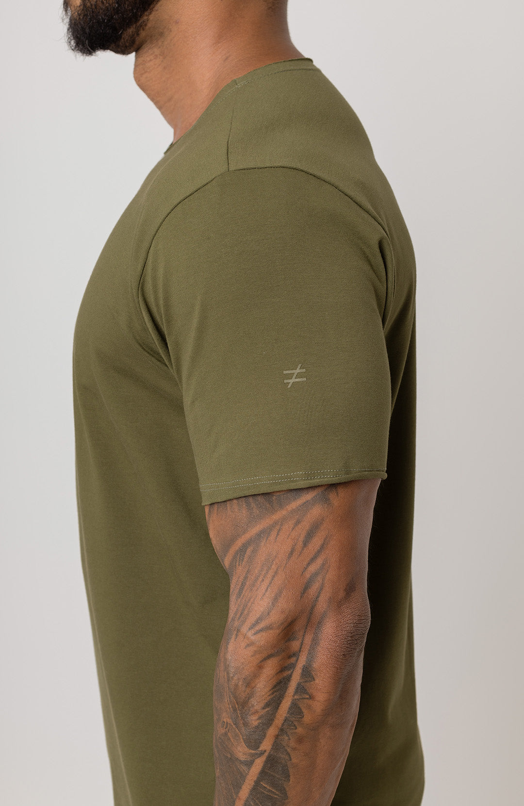 Camiseta Long masculina verde militar Bázico, algodão egípcio com comprimento alongado #Cor_Verde Militar