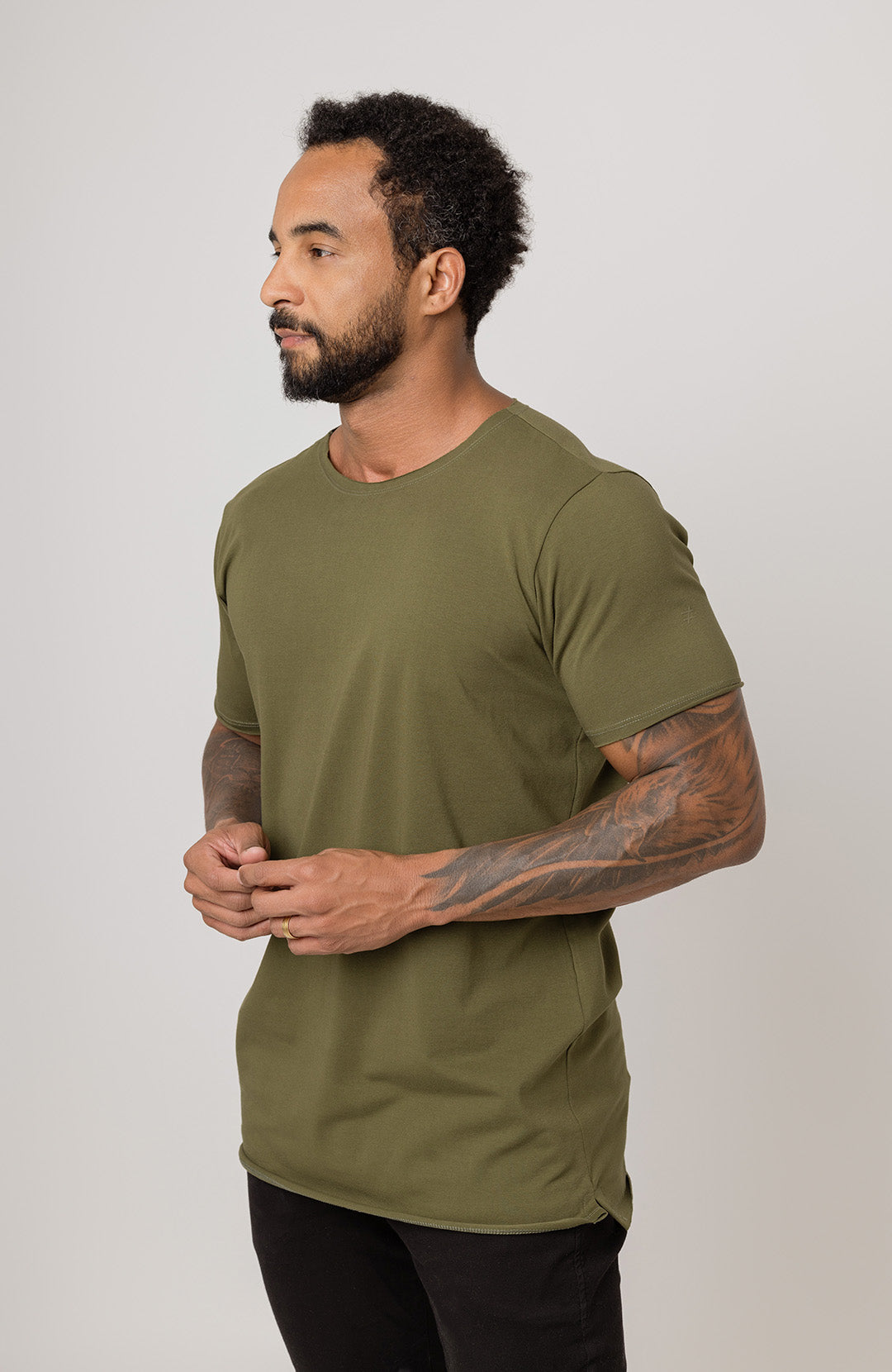 Camiseta Long masculina verde militar Bázico, algodão egípcio com comprimento alongado #Cor_Verde Militar