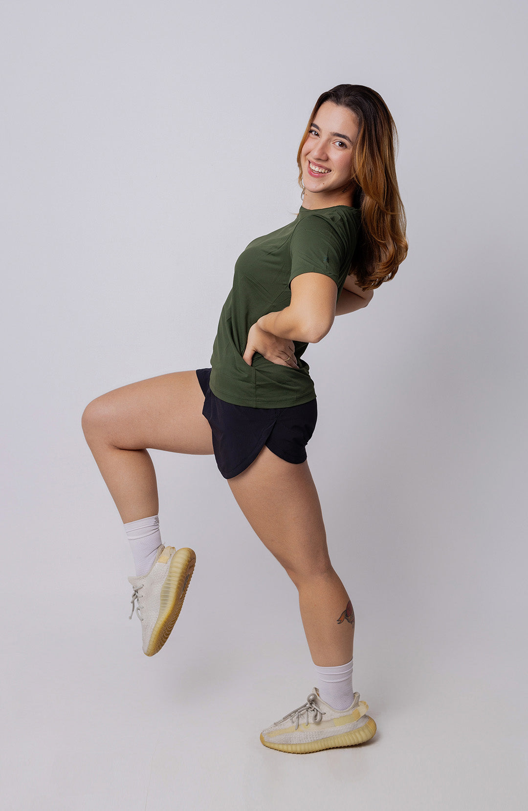 Regata esportiva Sport Classic feminina verde musgo Bázico, poliamida com toque gelado e secagem rápida #Cor_Verde Musgo