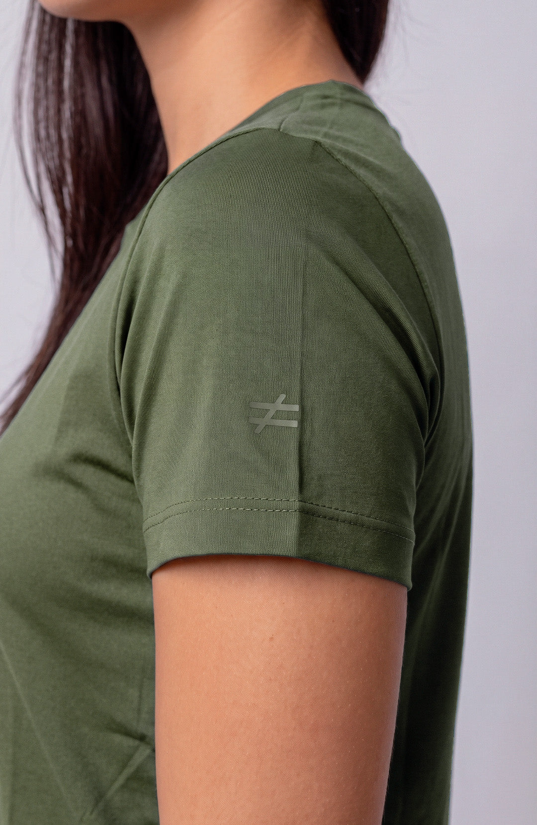 Regata esportiva Sport Classic feminina verde musgo Bázico, poliamida com toque gelado e secagem rápida #Cor_Verde Musgo