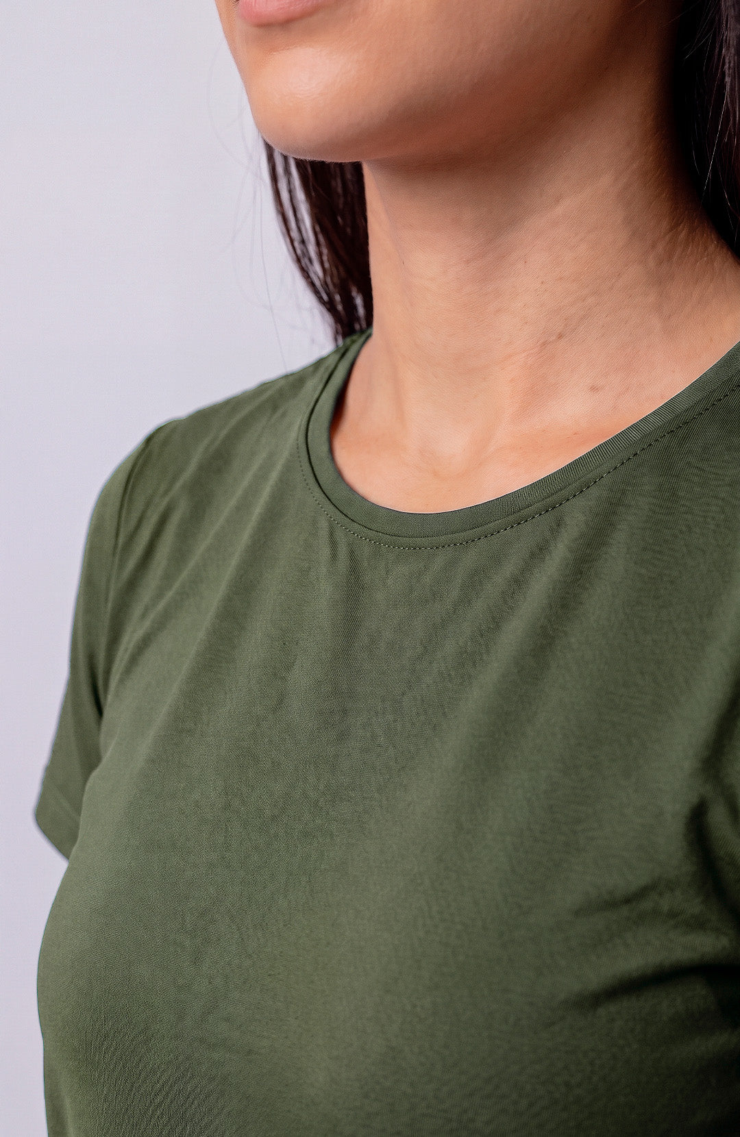 Regata esportiva Sport Classic feminina verde musgo Bázico, poliamida com toque gelado e secagem rápida #Cor_Verde Musgo