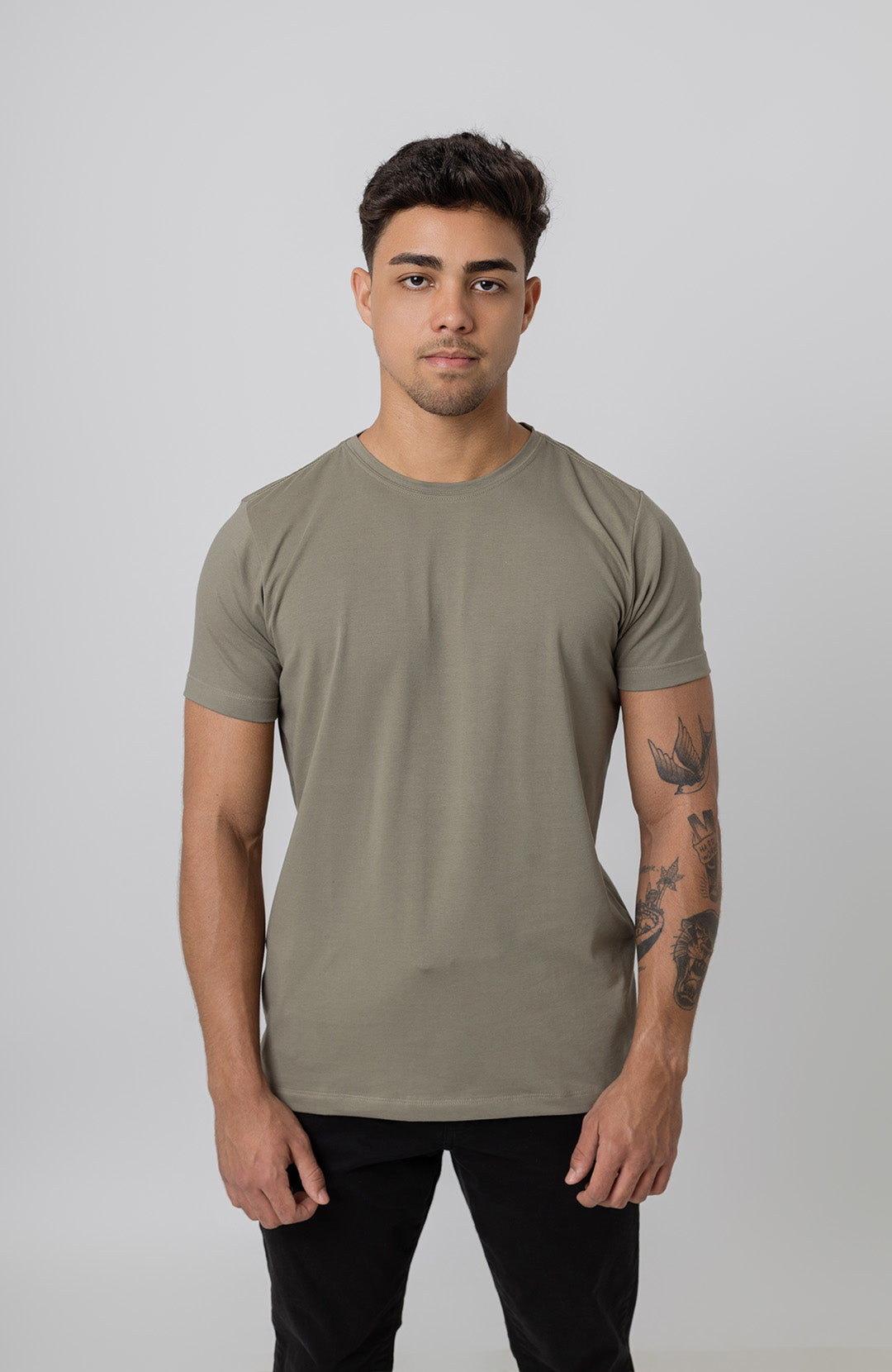 Camiseta Bázica Gola C masculina verde oliva Bázico, algodão Powerful com caimento slim #Cor_Verde Oliva