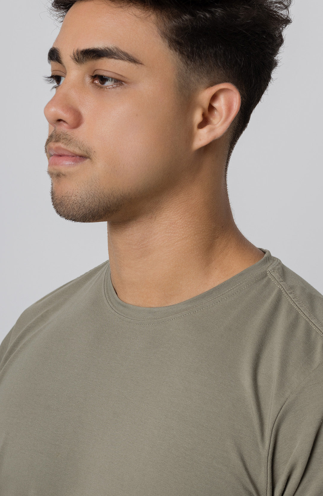 Camiseta Bázica Gola C masculina verde oliva Bázico, algodão Powerful com caimento slim #Cor_Verde Oliva