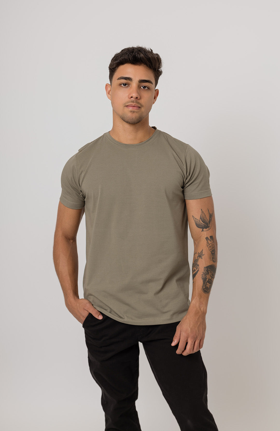 Camiseta Bázica Gola C masculina verde oliva Bázico, algodão Powerful com caimento slim #Cor_Verde Oliva