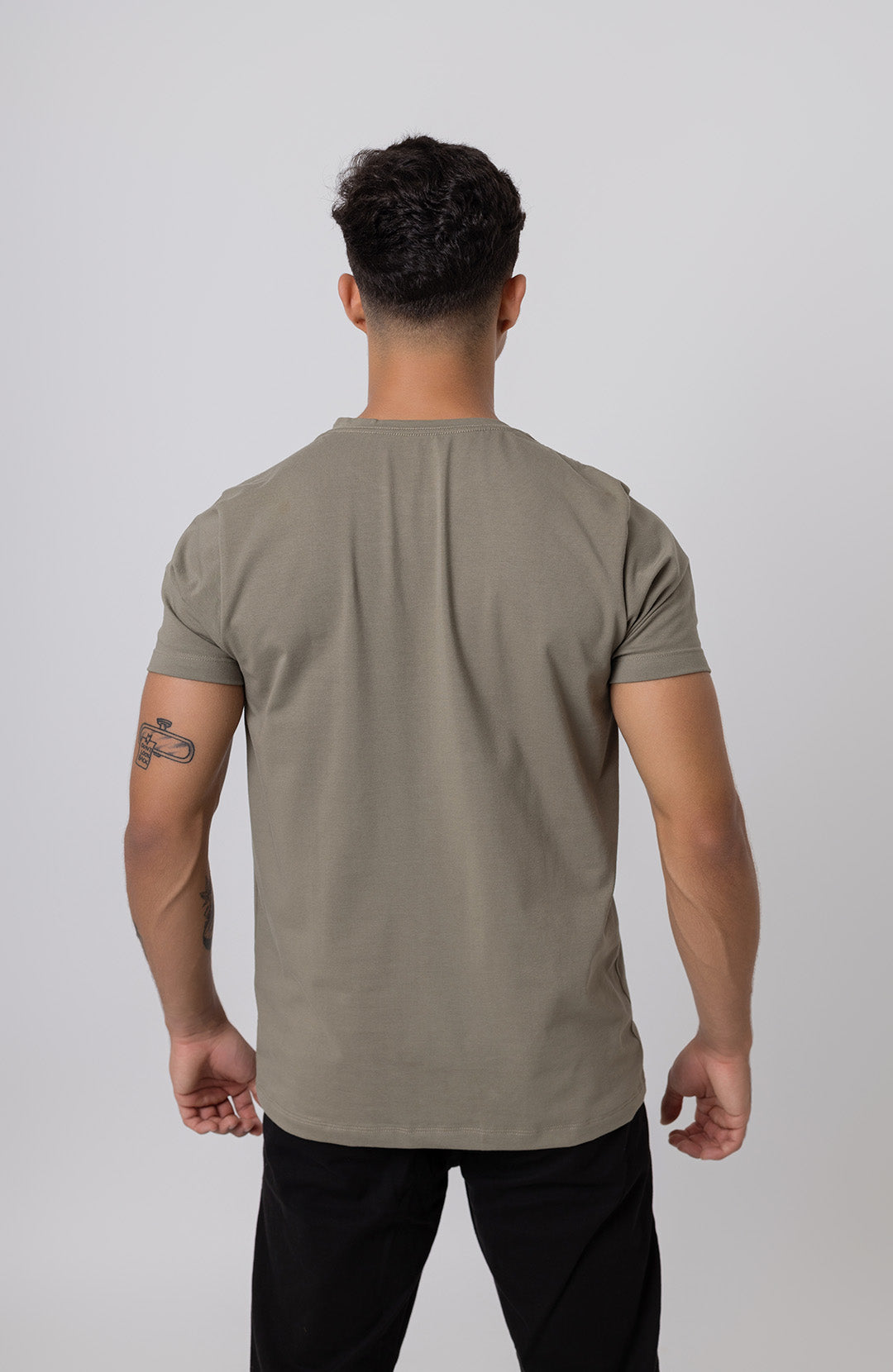 Camiseta Bázica Gola V masculina verde oliva Bázico, algodão Powerful com caimento perfeito #Cor_Verde Oliva