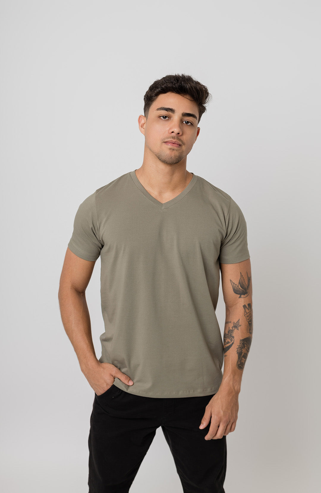 Camiseta Bázica Gola V masculina verde oliva Bázico, algodão Powerful com caimento perfeito #Cor_Verde Oliva