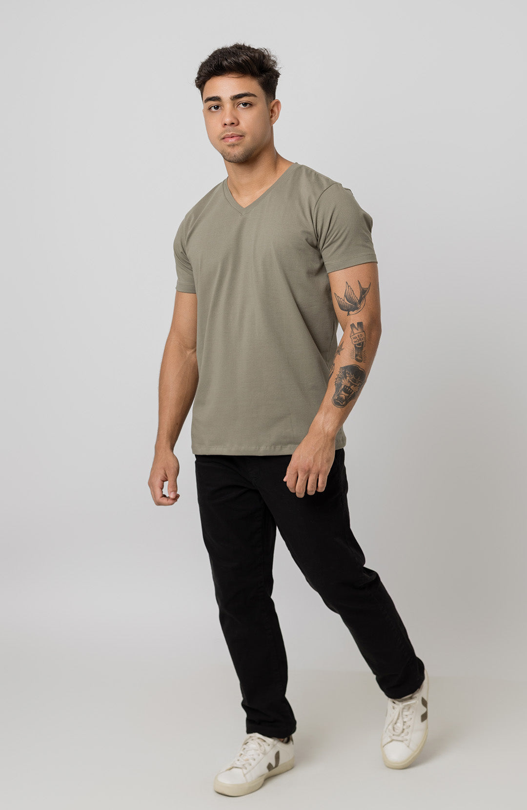 Camiseta Bázica Gola V masculina verde oliva Bázico, algodão Powerful com caimento perfeito #Cor_Verde Oliva