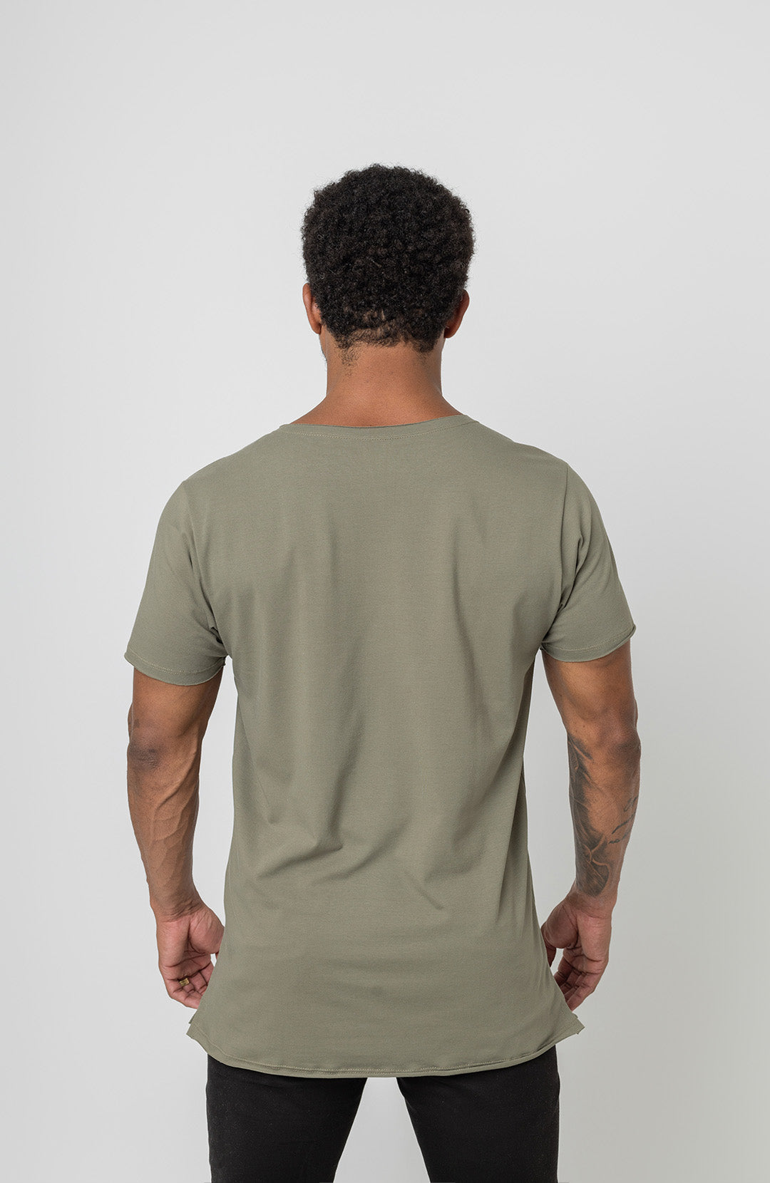 Camiseta Long masculina verde oliva Bázico, algodão egípcio com comprimento alongado #Cor_Verde Oliva