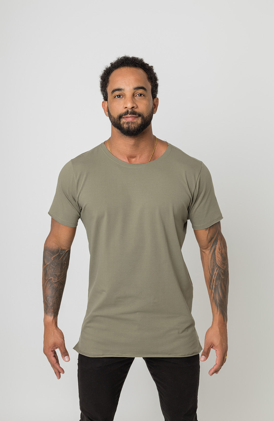 Camiseta Long masculina verde oliva Bázico, algodão egípcio com comprimento alongado #Cor_Verde Oliva