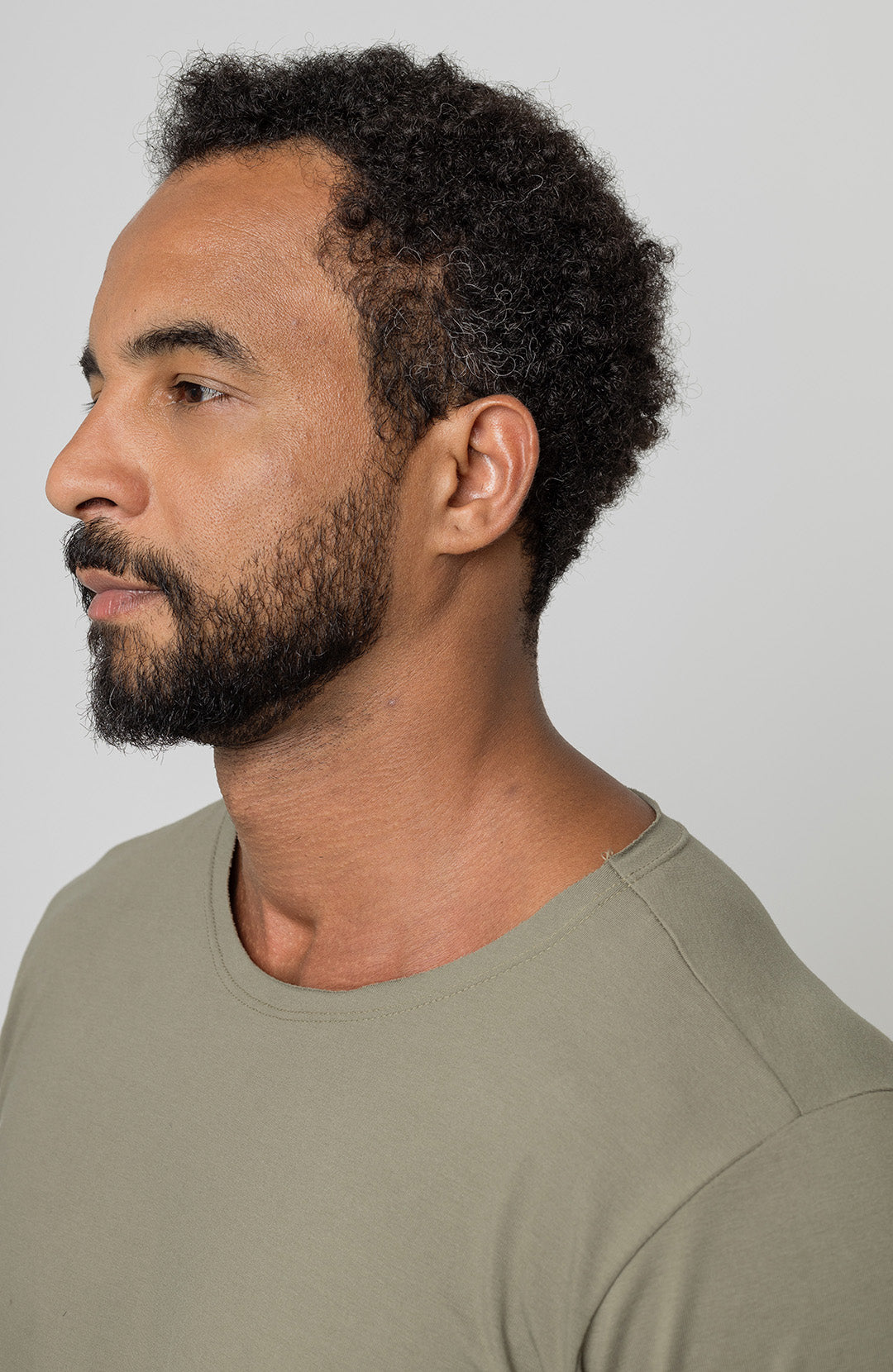Camiseta Long masculina verde oliva Bázico, algodão egípcio com comprimento alongado #Cor_Verde Oliva