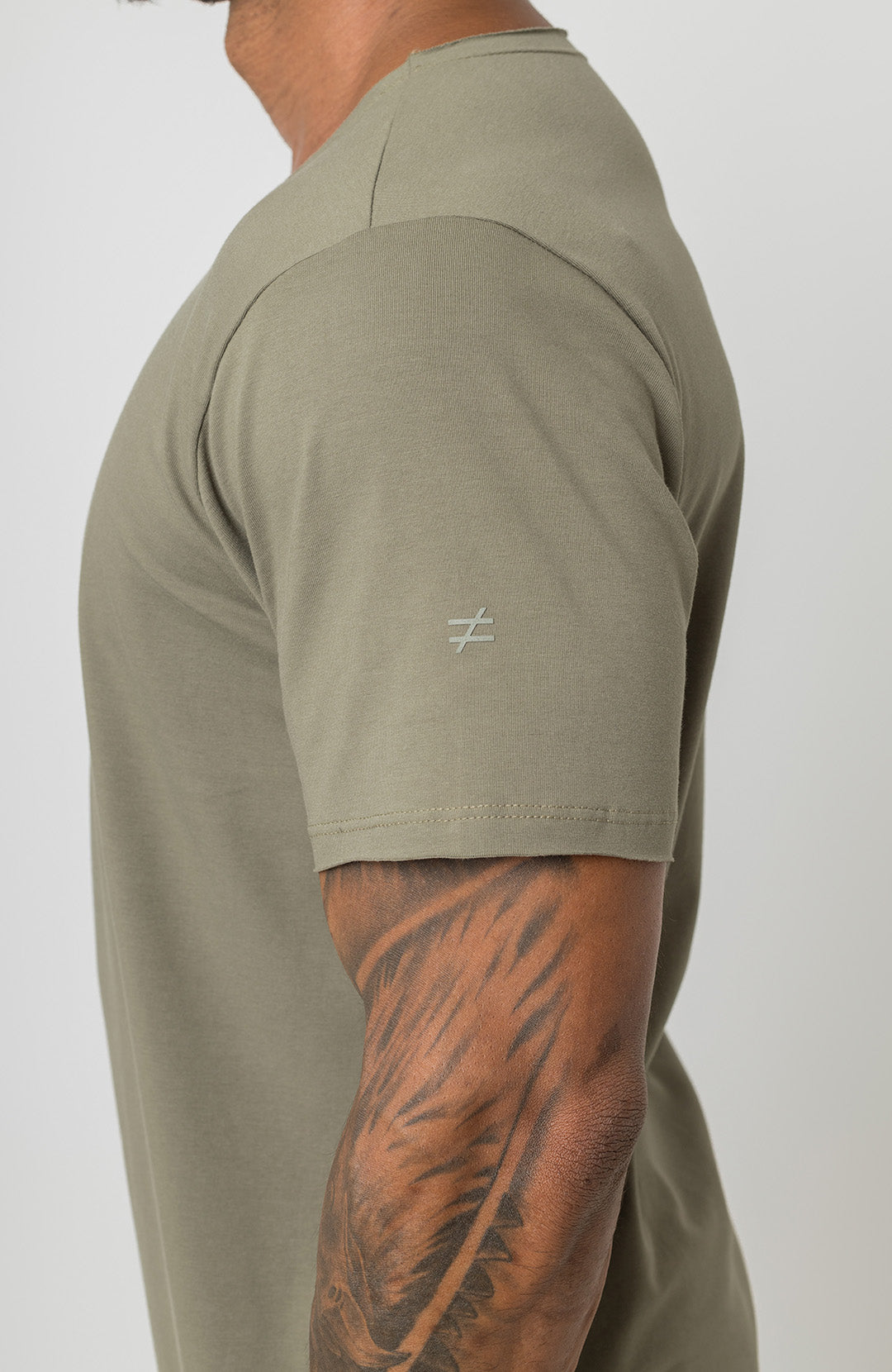 Camiseta Long masculina verde oliva Bázico, algodão egípcio com comprimento alongado #Cor_Verde Oliva