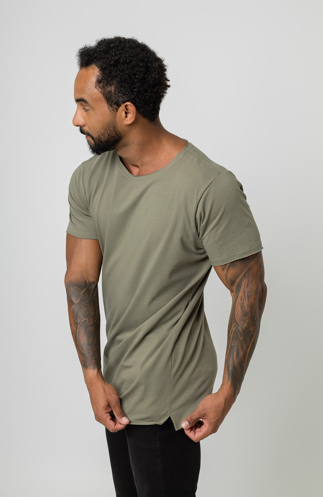 Camiseta Long masculina verde oliva Bázico, algodão egípcio com comprimento alongado #Cor_Verde Oliva