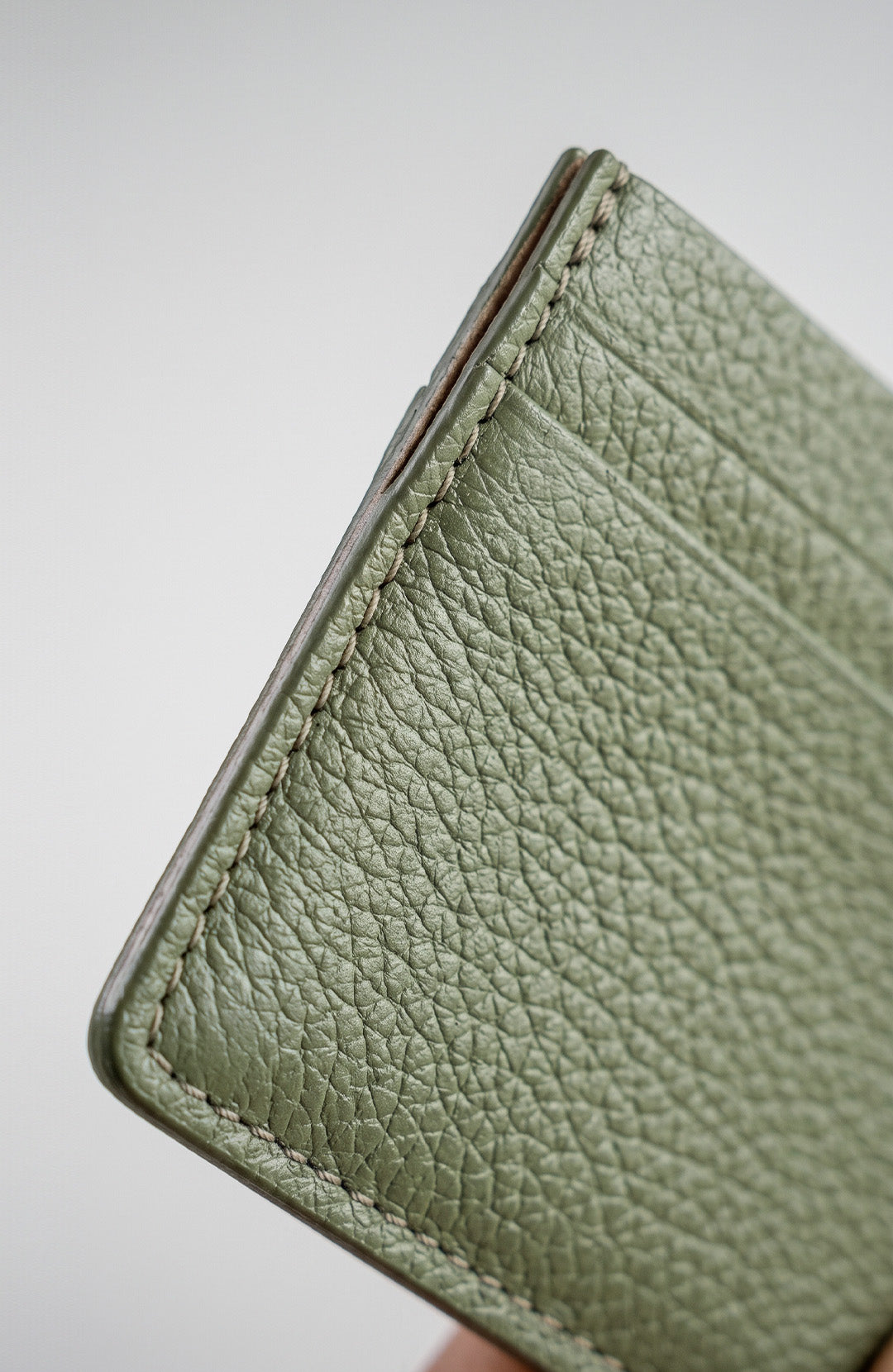 Porta Cartão Bázico verde Bázico, couro legítimo com design slim #Cor_Verde