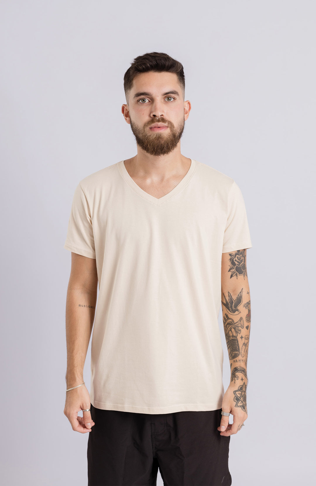 Camiseta Bázica Gola V masculina areia Bázico, algodão Powerful com caimento perfeito #Cor_Areia