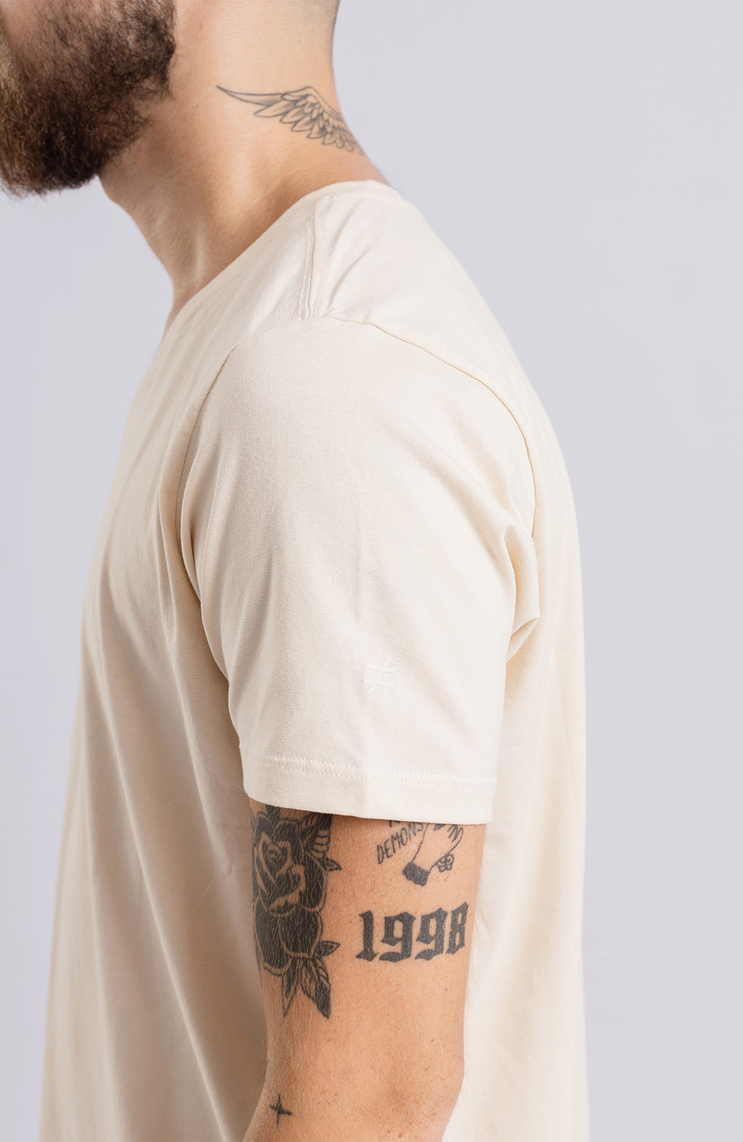 Camiseta Bázica Gola V masculina areia Bázico, algodão Powerful com caimento perfeito #Cor_Areia