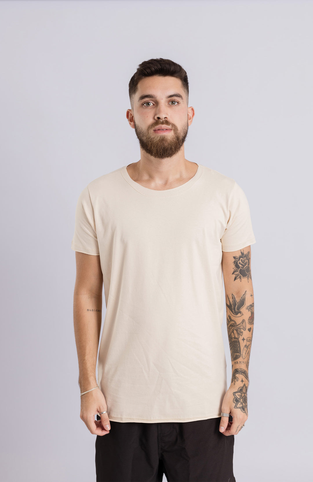Camiseta Long masculina areia Bázico, algodão egípcio com comprimento alongado #Cor_Areia