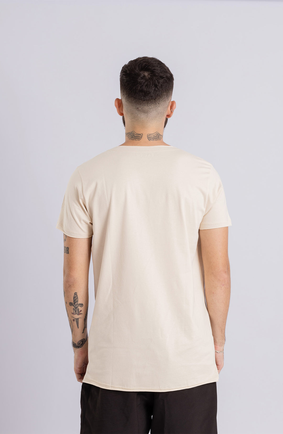 Camiseta Long masculina areia Bázico, algodão egípcio com comprimento alongado #Cor_Areia