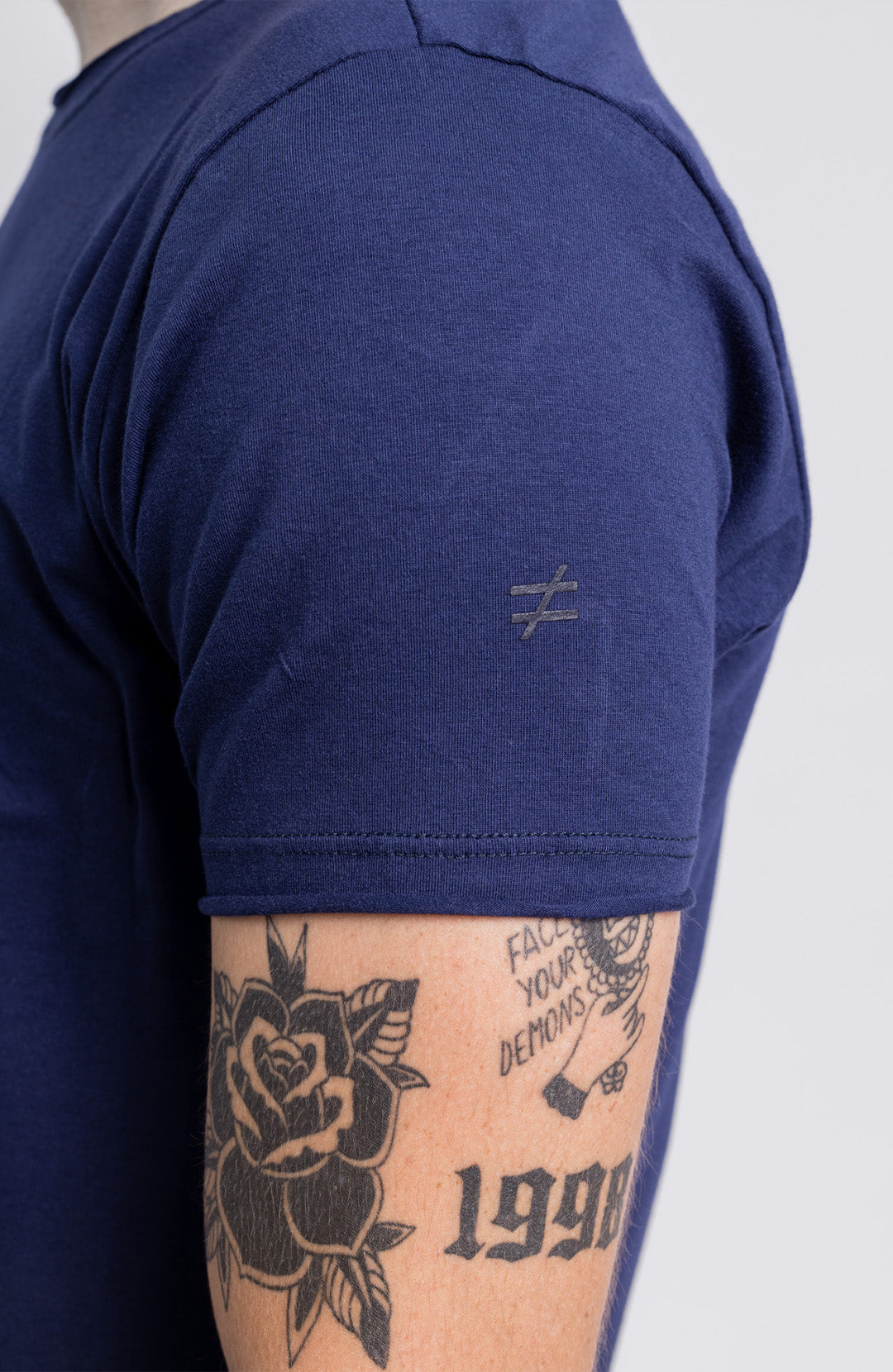 Camiseta Long masculina azul escuro Bázico, algodão egípcio com comprimento alongado #Cor_Azul Escuro